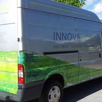 carwrapping-innovaholz-bedruckte-folie-auto-beschriftung