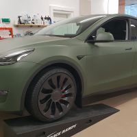 carwrapping-vollfolierung-auto-grün-matt-tesla