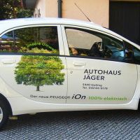 fahrzeugbeschriftung-autohaus-jaeger-elektro-auto