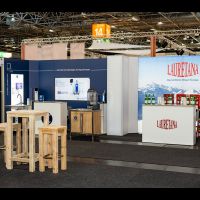 spannrahmen-leuchtrahmen-freistehend-messestand-lauretana