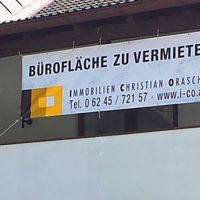 transparente-banner-immobilien-zu-vermieten-oesen