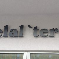 3d-buchstaben-abstand-wand-celal-teria