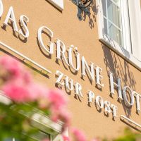 3d-buchstaben-hausansicht-hotel-detail-schriftzug-blumen