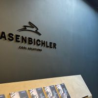 3d-buchstaben-schwarz-wand-beschriftung-logo