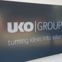 3d-logo-durchgesteckt-acryl-uko
