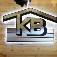 3d-logo-kunstoff-edelstahl-led-licht-messe-kb