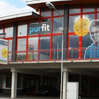 beschriftung-fitnesscenter-werbung-aussenbereich-purfit