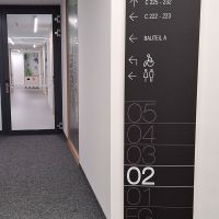 Schild_Wegweiser_Firmengebaeude_Orientierung