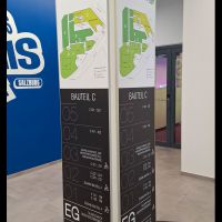 Spannrahmen_Wegweiser_Firmengebaeude_Stockwerke