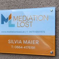 schild-abstandhalter-bedruckt-mediation-lost