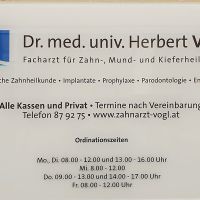 schild-arzt-arztpraxis-abstand-wand