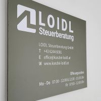 schild-elegant-steuerberatung-abstehend-wand