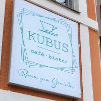 schild-fassade-kubus-cafe-bistro