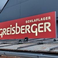 schild-geisberger-schlaflager-dach