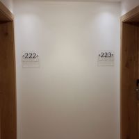 schild-hotel-acryl-zimmerschilder-nummern