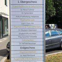 schild-information-gesundheitszentrum