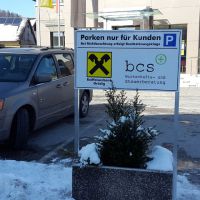 schild-rahmen-freistehend-parkplatz-raiba