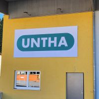 schild-untha-aussen
