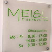 schild-öffnungszeiten-milchglas-firma
